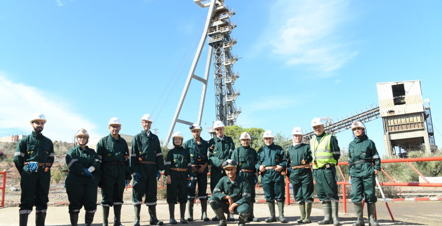 Visite de terrain d'un groupe de participants au colloque national sur la géotechnique