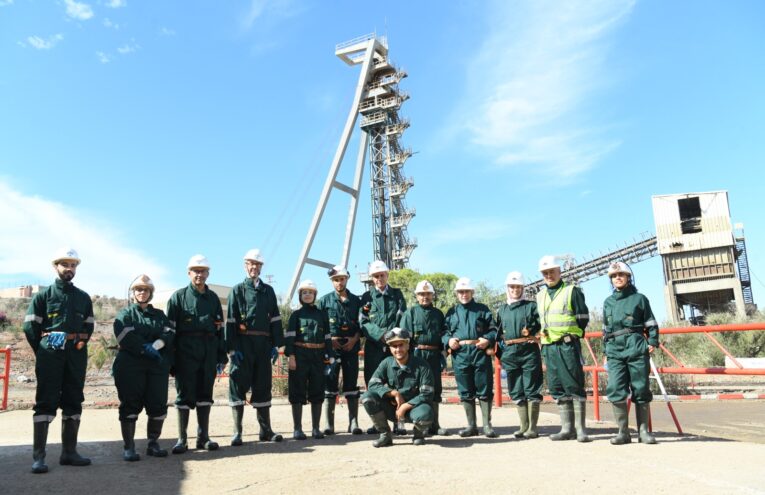 Visite de terrain d'un groupe de participants au colloque national sur la géotechnique